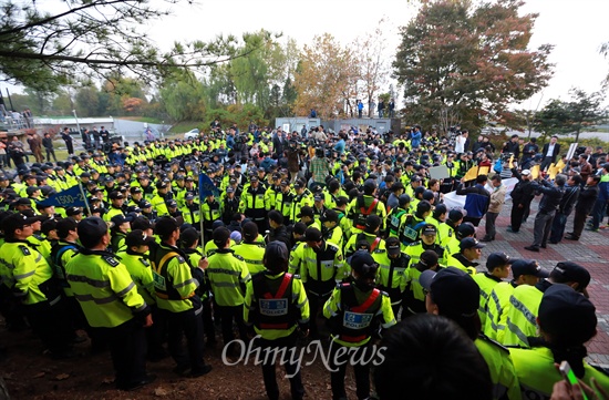 경찰이 대북전단 살포를 시도하는 보수단체 회원들을 에워싸며 보호하고 있다.