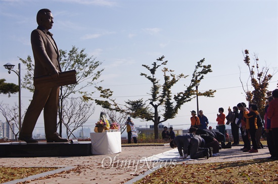 박정희 전 대통령 35주기 추도식이 열린 26일 오전 참배객들이 박 전 대통령 동상 앞에서 절을 하고 있는 모습.