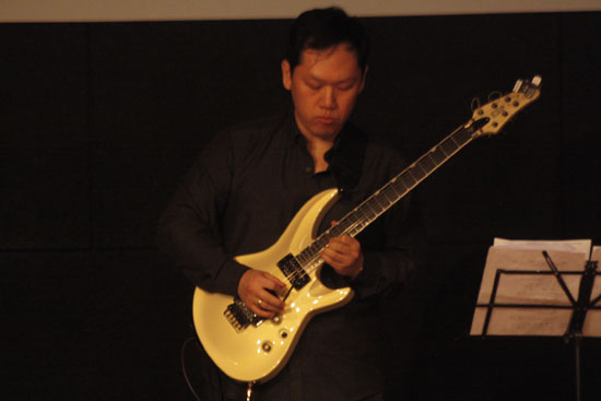 한국예술종합학교 클래식 기타전공 수석졸업자인 정관엽씨가 전자기타를 연주하는 광경
