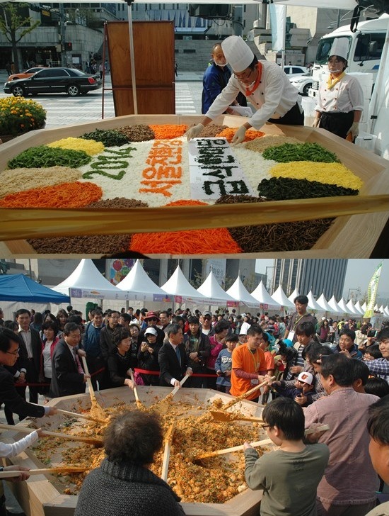 300인분 친환경 비빔밥을 만드는 행사를 하고 있다. 학생, 학부모, 내빈 등이 비빔밥을 만들고 시민들과 나눠 먹었다. 