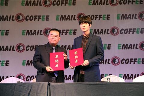  배우 안재현이 커피 브랜드의 관계자와 함께 전속모델 계약식에서 계약을 하고 있다.