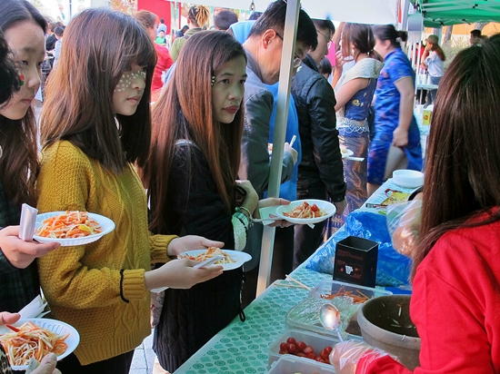 '세계음식문화축제'가 25일 광주 광산구 수완호수공원에서 열린 가운데 1200여 명의 사람들이 몰려 아시아 각국의 음식을 맛보고 다양한 문화를 체험했다.
