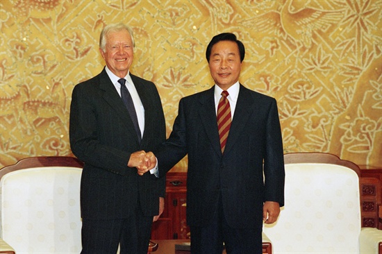 지난 1994년 6월 18일 김영삼 대통령(오른쪽)이 청와대에서 북한 방문을 마치고 돌아온 지미 카터 전 미국 대통령과 악수하며 포즈를 취하고 있다. 