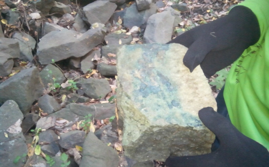 포항 뇌록산지에서 채석한 돌에 뇌록 흔적이 남아 있다