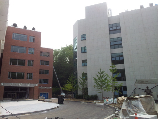 지난 7월 완공 단계에 접어든 국민대 국제교육관(우측 건물) 모습이다.