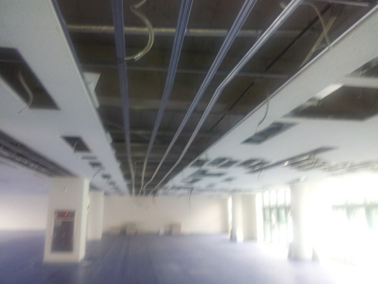 지난 9월 28일 국제교육관 내부 공사 현장 5층 모습이다. 기존 설치했던 천장 상당 부분을 냉난방기 위치, 벽체 조정 등을 이유로 드러내고 있다. 