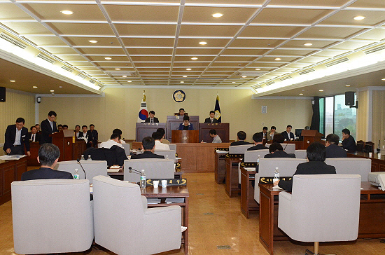 아산시의회 김희영 의원의 ‘천안시 고교평준화’에 대한 시정질문에 복기왕 시장이 답변하고 있다. 
