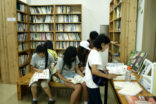 지난 여름, 풀무학교 공동설립자인 밝맑 이찬갑 선생을 기념해 만들어진 홍성 홍동 밝맑도서관을 새들마을학교 학생들이 방문했다. 