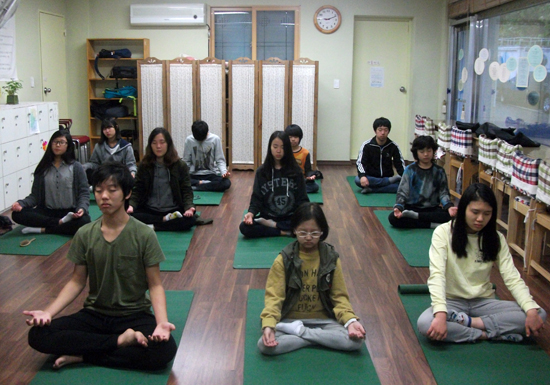  새들마을학교 뿌리별학당 친구들이 비오는 날 체조와 달리기 수업 시간에 명상 수련을 하는 모습. 