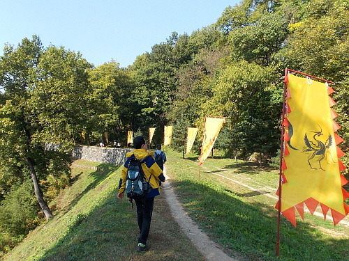 공산성 성곽을 걷고 있는 참가자
