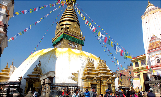 네팔 카트만두 수와얌브나트 사원의 돔, 첨탑 밑에 '지혜의 눈'이 있다.