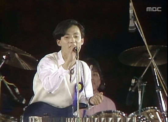 신해철은 1988년 MBC 대학가요에서 '그대에게'라는 곡으로 대상을 차지했다. 