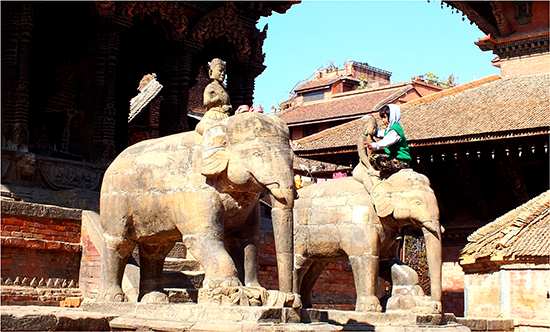 바탄왕궁에 있는 코끼리상과 그 위에서 놀고 있는 아이