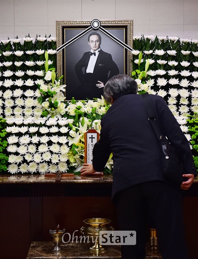 고 신해철, '왜 하늘은...'  28일 오전 서울 풍납동 서울아산병원 장례식장에 고 신해철의 빈소가 마련됐다. 17일 장협착 수술을 받은 신해철은 22일 심정지로 심폐소생술을 받고, 서울 아산병원 응급실로 이송돼 수술을 받은 뒤 중환자실에 머물렀으나 27일 오후 8시 19분, 46세의 나이로 세상과 이별했다. 발인은 31일 오전 9시.