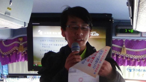 3월 서울국제동아마라톤대회 가는 길에 마라톤 동호인들에게 흡연의 폐해를 알리며 캠페인을 벌였다.