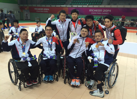 '2014 인천장애인아시안게임'의 휠체어럭비 경기에서 한국팀 선수들은 준우승을 차지해 은메달을 목에 걸었다. 사진은 경기 뒤 우승을 차지한 일본팀 선수들과 함께 한 모습.