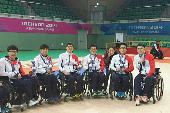 '2014 인천장애인아시안게임'의 휠체어럭비 경기에서 한국팀 선수들은 준우승을 차지해 은메달을 목에 걸었다. 사진은 경기 뒤 우승을 차지한 일본팀 선수들과 함께 한 모습.