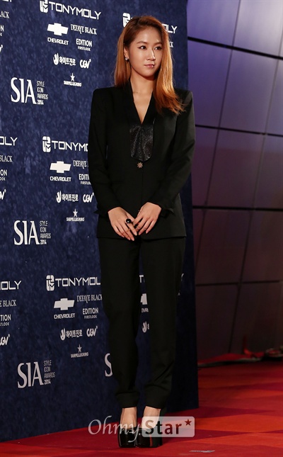 'SIA' 소유, 오늘은 차분하게  28일 오후 서울 중구 동대문디자인플라자(DDP)에서 열린 '2014 스타일 아이콘 어워즈(SIA)'에서 씨스타의 소유가 포즈를 취하고 있다. 