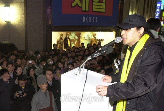 지난 2002년 12월 7일 노무현 대통령 후보 지지연설을 하는 가수 신해철씨.