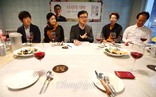 <다윈의 식탁>의 저자 서울대 자율학부교수 장대익교수가 27일 서울시 마포구 한 식당에서 독자들과의 대화 시간을 가지고 있다.