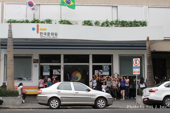 한국문화원 앞에서 행사 시작을 기다리는 현지인들