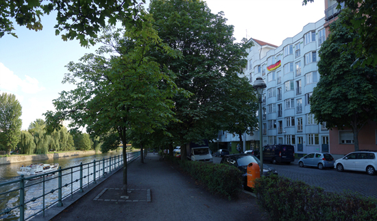 사진 우측의 독일 국기가 어렴풋이 보이는 주택이다. 사진 좌측에 흐르는 강은 베를린을 관통해 흐르는 슈프레 강이다.
