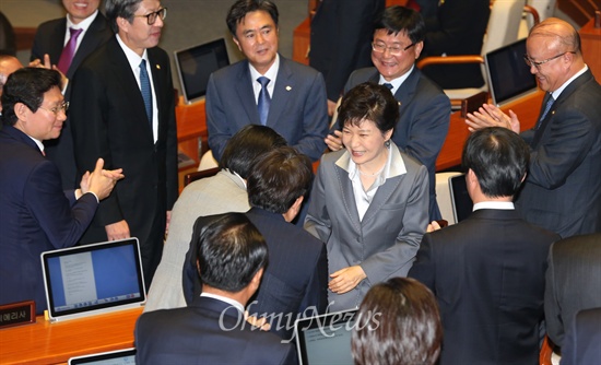 박근혜 대통령이 29일 오전 국회에서 열린 본회의에서 내년도 예산안에 대한 시정연설을 마친뒤 새누리당 의원들의 기립박수를 받으며 퇴장하고 있다.