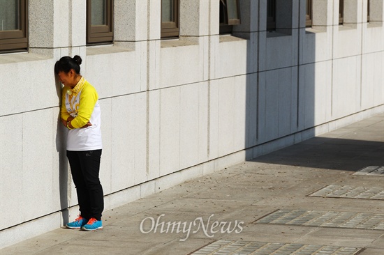 2014년 10월 29일 국회에서 시정연설을 마친 박근혜 대통령을 기다리던 영석엄마는 조용히 유가족들 틈을 빠져나와 국회 벽에 기대어 울기 시작 했습니다.