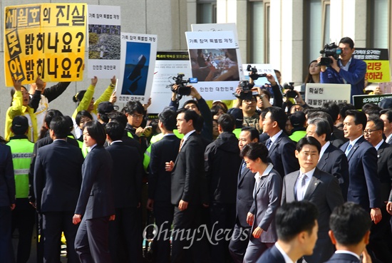 세월호 가족 외면하는 박 대통령 박근혜 대통령이 29일 국회를 방문해 내년도 예산안에 대한 시정연설을 마친후 김무성 대표 등 새누리당 지도부와 함께 국회 본청을 나서자, 세월호 참사 가족들이 진상규명을 요구하며 피켓시위를 벌이고 있다. 