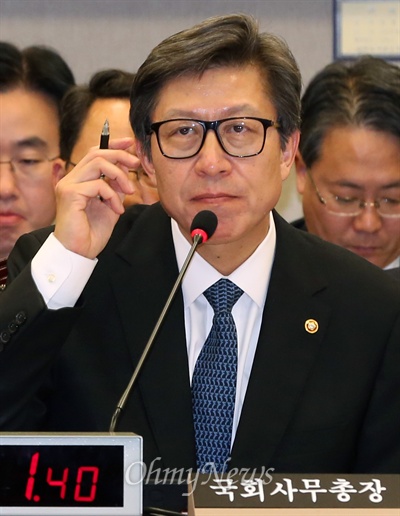박형준 국회사무총장이 2014년 10월 29일 오후 국회 운영위원회 국정감사에 출석해 의원들의 질의에 답변하고 있다.