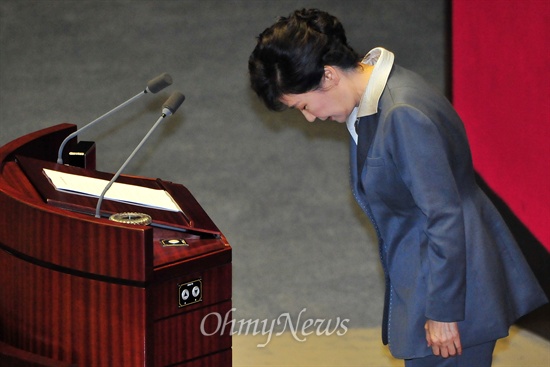 박근혜 대통령이 지난 10월 29일 오전 국회 본회의장에서 2015 예산안 시정연설을 마친후 인사하고 있다.