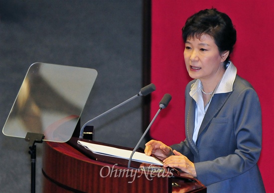 박근혜 대통령이 지난 10월 29일 오전 국회 본회의장에서 2015 예산안 시정연설을 마친후 인사하고 있다.