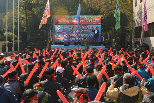 서울메트로지하철노조 조합원 500여 명이 사측을 향해 교섭권과 노조사무실 등을 요구하고 있다.
