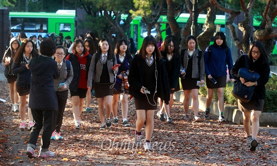 23일 오전 서울 양천구 금옥여고에서 학생들이 활기찬 모습으로 등교하고 있다.