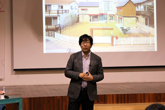 지난 10월 25일 토요일 은평구 청년허브 다목적홀에서 땅콩집 건축가 이현욱의 강연이 열렸다.  