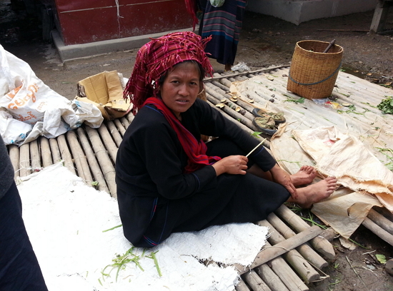 따웅지(Taunggyi) 재래시장에서 만난 Pa.oh(빠오)족 여인. 그들의 삶은 팍팍할지 모르나 내 눈에는 성자처럼 보였다.