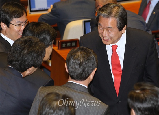 김무성 새누리당 대표가 30일 오전 국회 본회의에서 교섭단체 대표연설을 마친후 의원들과 인사하며 자리로 향하고 있다. 