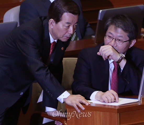 한민구 국방부 장관과 류길재 통일부 장관이 30일 오전 국회 본회의장에서 열린 제329회 제7차 본회의에 출석해 대화하고 있다. 