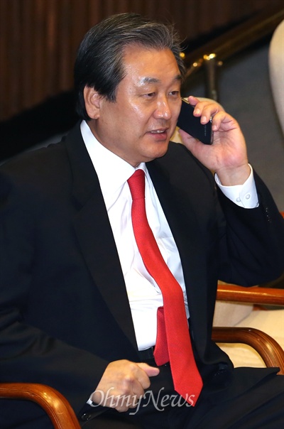 김무성 새누리당 대표가 10월 30일 오전 국회 본회의에서 교섭단체 대표연설을 앞두고 어디선가 걸려온 전화를 받고 있다.