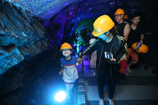 여름에 가학광산동굴은 가장 인기가 높다. 동굴 안을 흐르는 차가운 지하 암반수에 발을 담그면 더위는 순식간에 사라진다.
