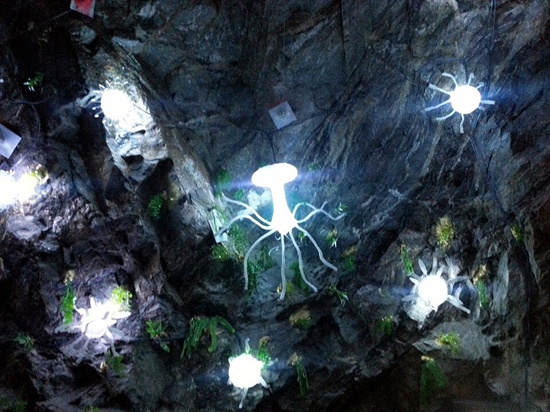 광명가학광산동굴에서는 <동굴, 빛의 세계 展> 전시회가 열리고 있다.