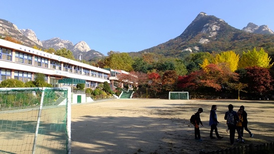 이름값을 하는 북한산 초등학교, 의상봉이 학교 수호신처럼 우뚝 서있다.