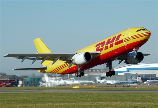  DHL 택배기사는 나에게 '세금'이라며 40유로를 청구했다.