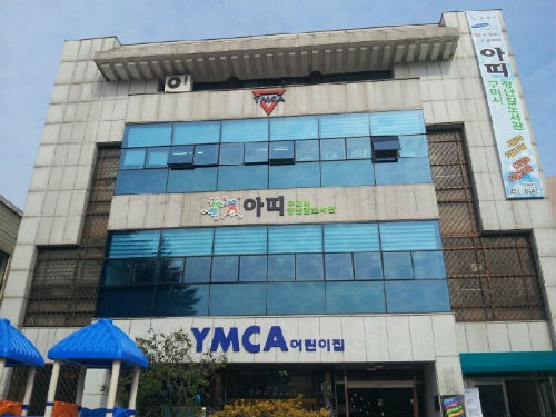 구미 YMCA 전경 1985년 4월 대구 YMCA의 도움으로 국제와이즈멘 한국동부지구 구미클럽이 중심이 되어 당시 신생 공단도시인 구미 지역 근로 청소년들의 문제를 해결하고, 근로 청소년들이 꿈을 실현하는데 도움을 주고자 설립되었다.
