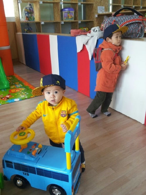 '아띠 장난감 도서관'을 찾은 이준원(4), 이준우(2) 형제