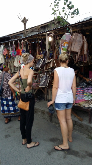 여행자들에게 필요한 옷과 가방, 모자 등을 팔고 있다.
