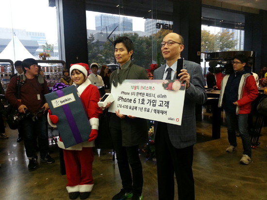 지난달 31일 서울 광화문 KT 올레스퀘어에서 아이폰 6를 가장 먼저 개통한 '1호 가입자' 채경진(가운데)씨가 남규택 KT마케팅 본부장(오른쪽)과 기념촬영을 하고 있다.
