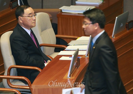 눈길도 안 주는 정홍원 국무총리 오병윤 통합진보당 원내대표가 31일 오전 서울 여의도 국회 본회의에서 비교섭단체 대표연설을 마친뒤 정홍원 국무총리 옆을 지나가고 있다.