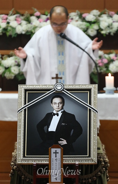 고 신해철 떠나 보내는 마지막 미사  저산소 허혈성 뇌손상으로 숨진 가수 신해철 영결식이 31일 오전 서울 송파구 풍납동 서울아산병원 장례식장에서 엄수되고 있다.