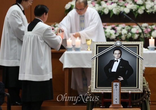 저산소 허혈성 뇌손상으로 숨진 가수 신해철 영결식이 31일 오전 서울 송파구 풍납동 서울아산병원 장례식장에서 엄수되고 있다.
